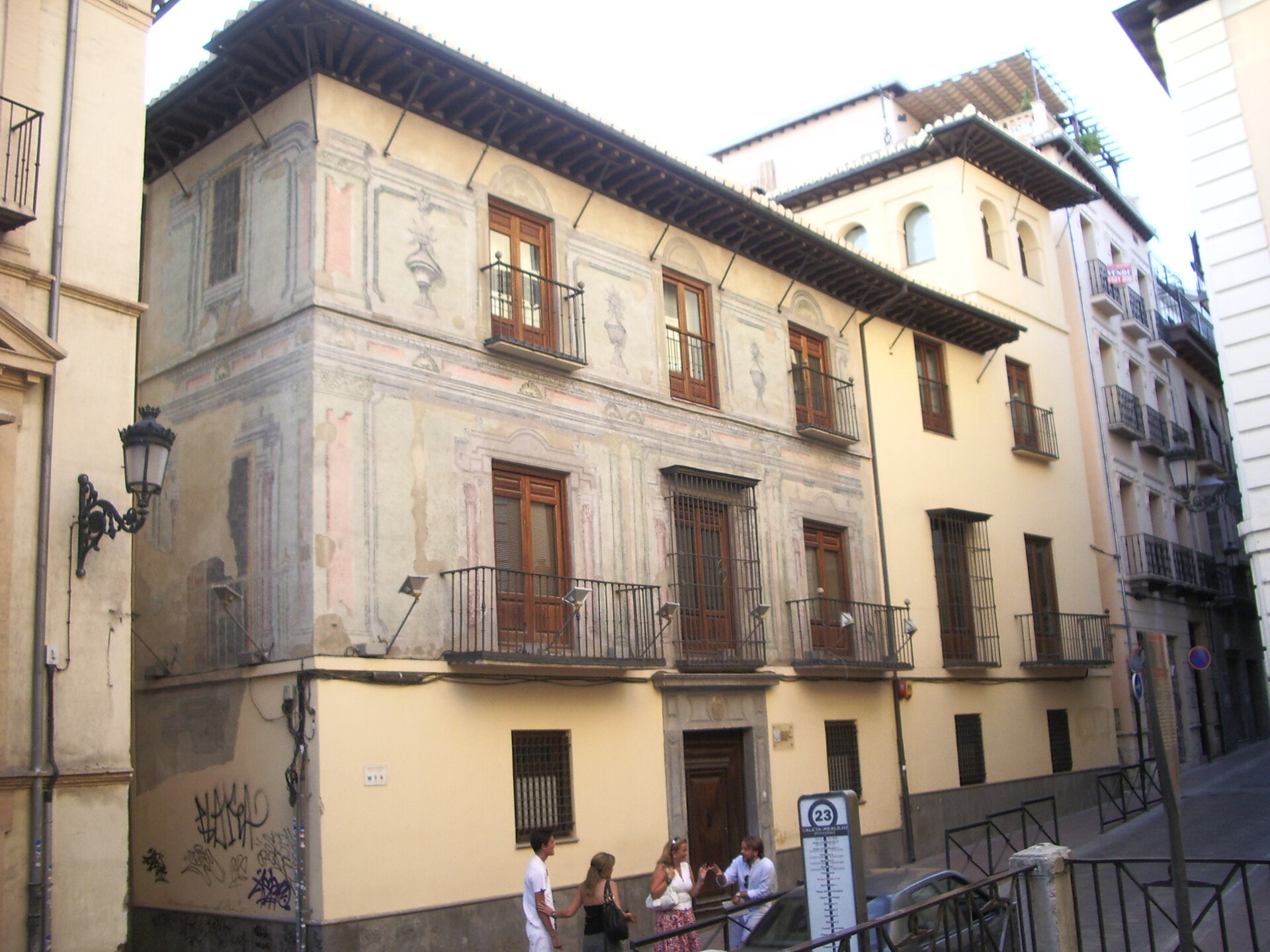 Corner piso on a central street